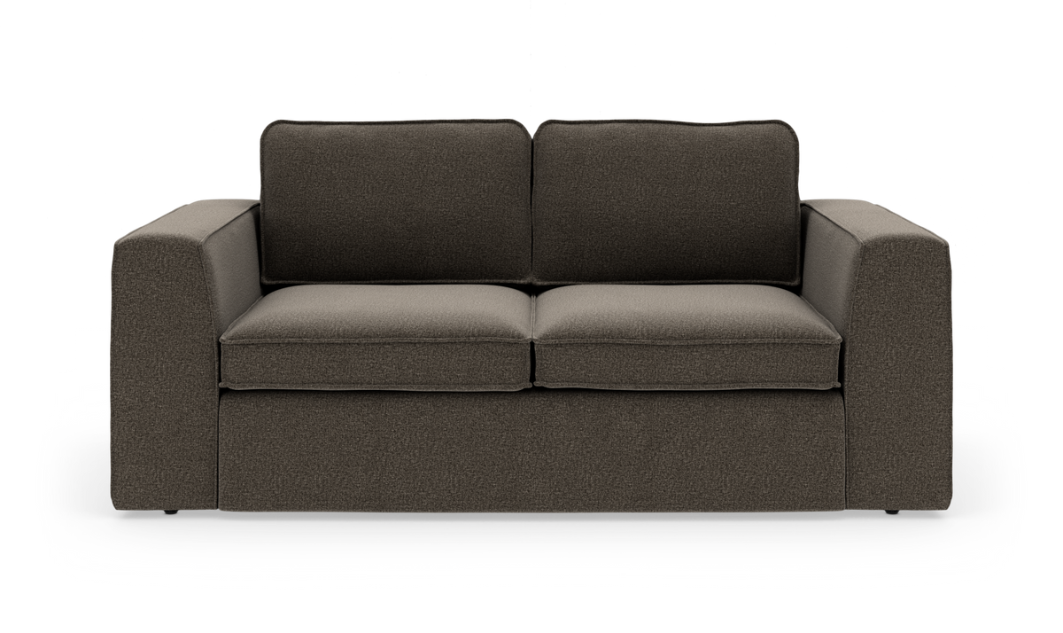 Mørkegrå/brun 2-personers sofa med brede armlæn og to sæde- og ryghynder, frilagt på hvid baggrund.