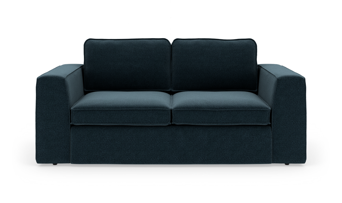 Mørk petrolblå 2‑personers sofa med brede armlæn og løse ryghynder, set forfra.