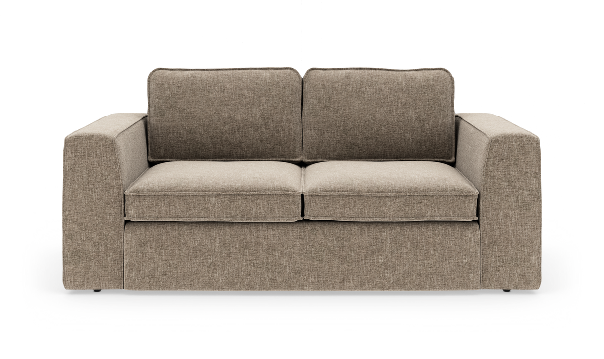 Beige 2-personers sofa med brede armlæn og løse sæde- og ryghynder, frilagt på hvid baggrund.