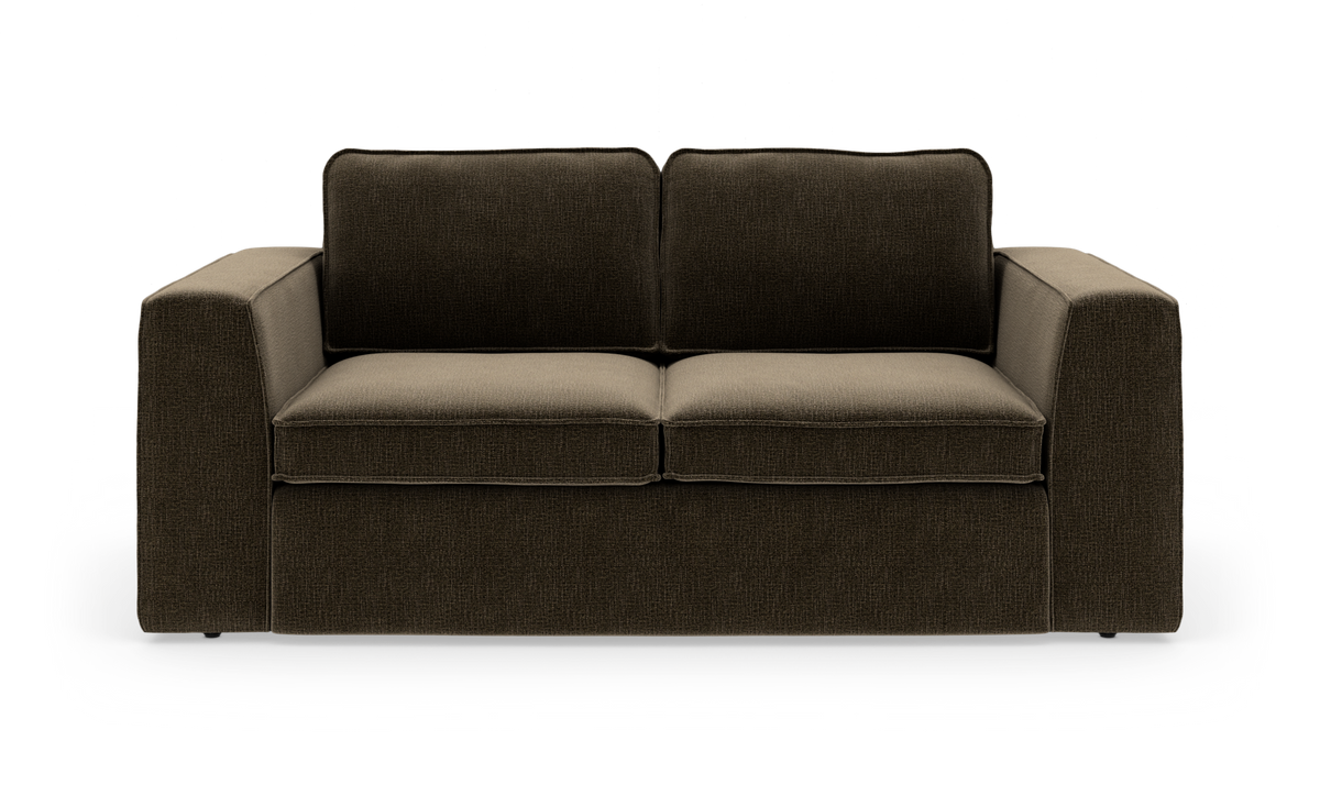 Mørkebrun 3-personers sofa med lige armlæn, frontvisning, frilagt på hvid baggrund.