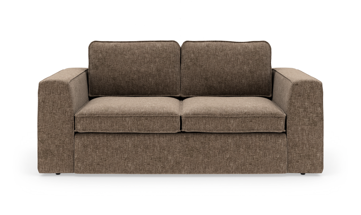 Brun 2-personers stofsofa med firkantede armlæn og løse sæde- og ryghynder, frilagt mod hvid baggrund.