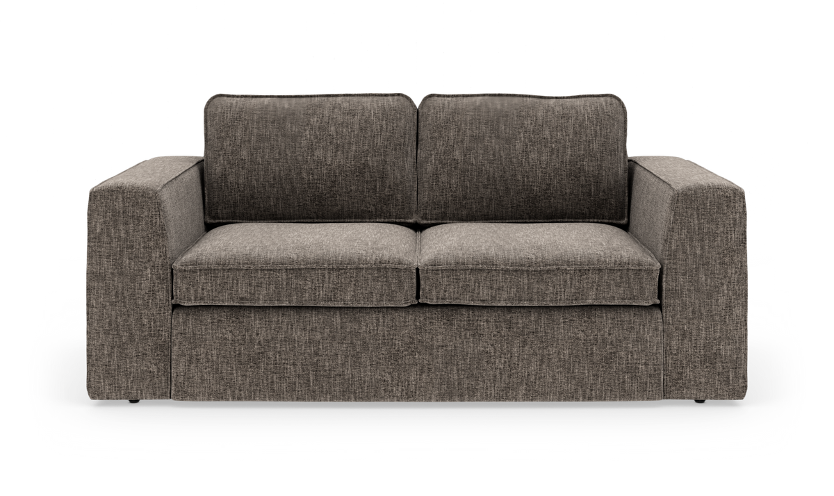 Grå 2-personers sofa med brede armlæn, stramt moderne design, frilagt på hvid baggrund.