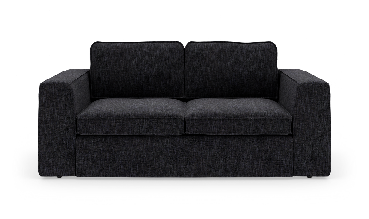 Mørkegrå 2-personers stofsofa med brede armlæn, frontvisning.