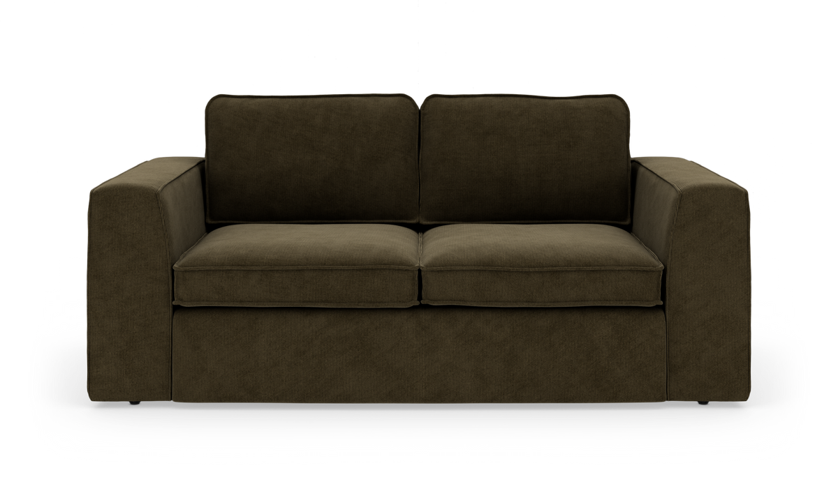 Mørkebrun, moderne 2-personers sofa i fløjl/cord med brede armlæn, frilagt på hvid baggrund.