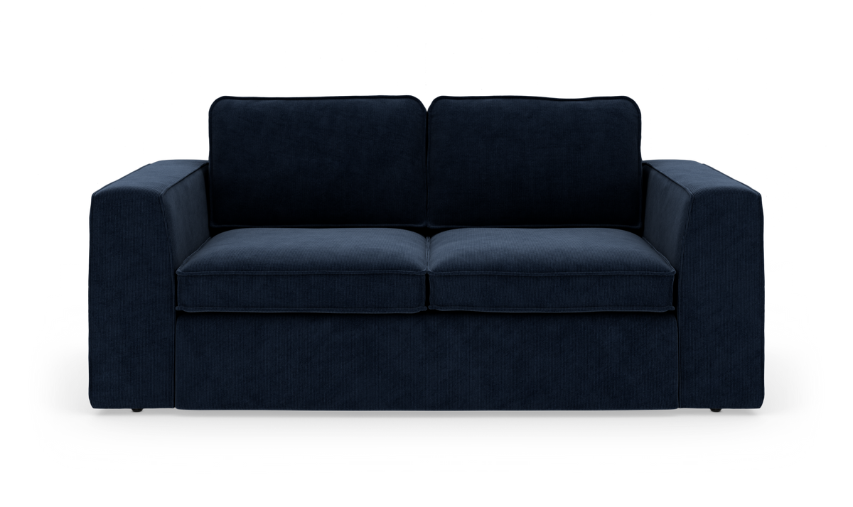 Mørkeblå sofa med to sædehynder og brede armlæn, set forfra mod hvid baggrund.