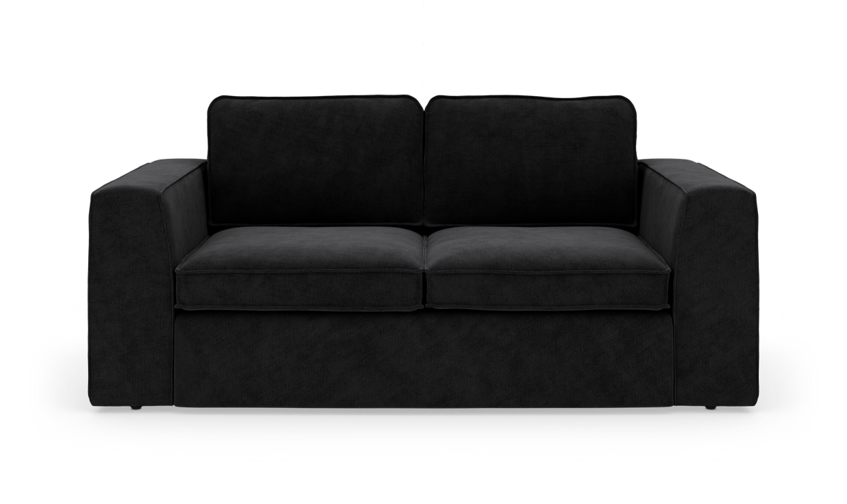 Sort 2-personers sofa med brede armlæn, frilagt på hvid baggrund.