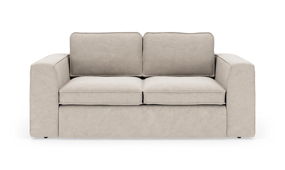 Beige 2-personers sofa med brede armlæn og to sæde- og ryghynder, frilagt på hvid baggrund.