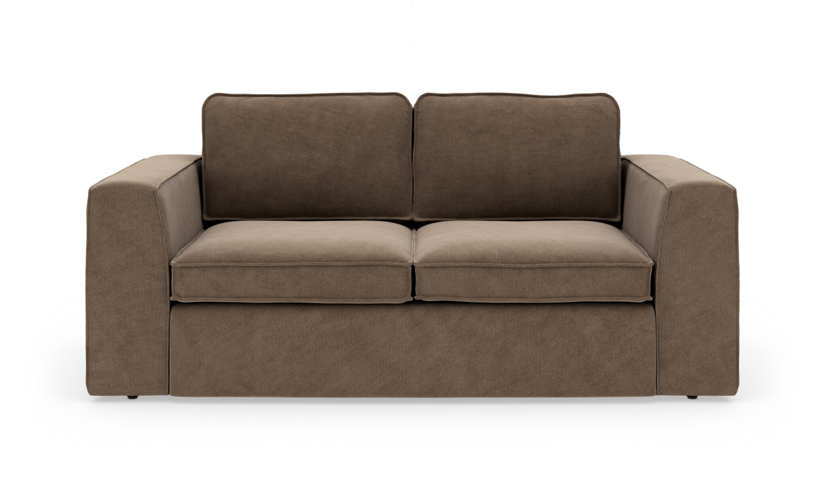 Brun 2-personers sofa med tykke hynder, set forfra mod hvid baggrund.