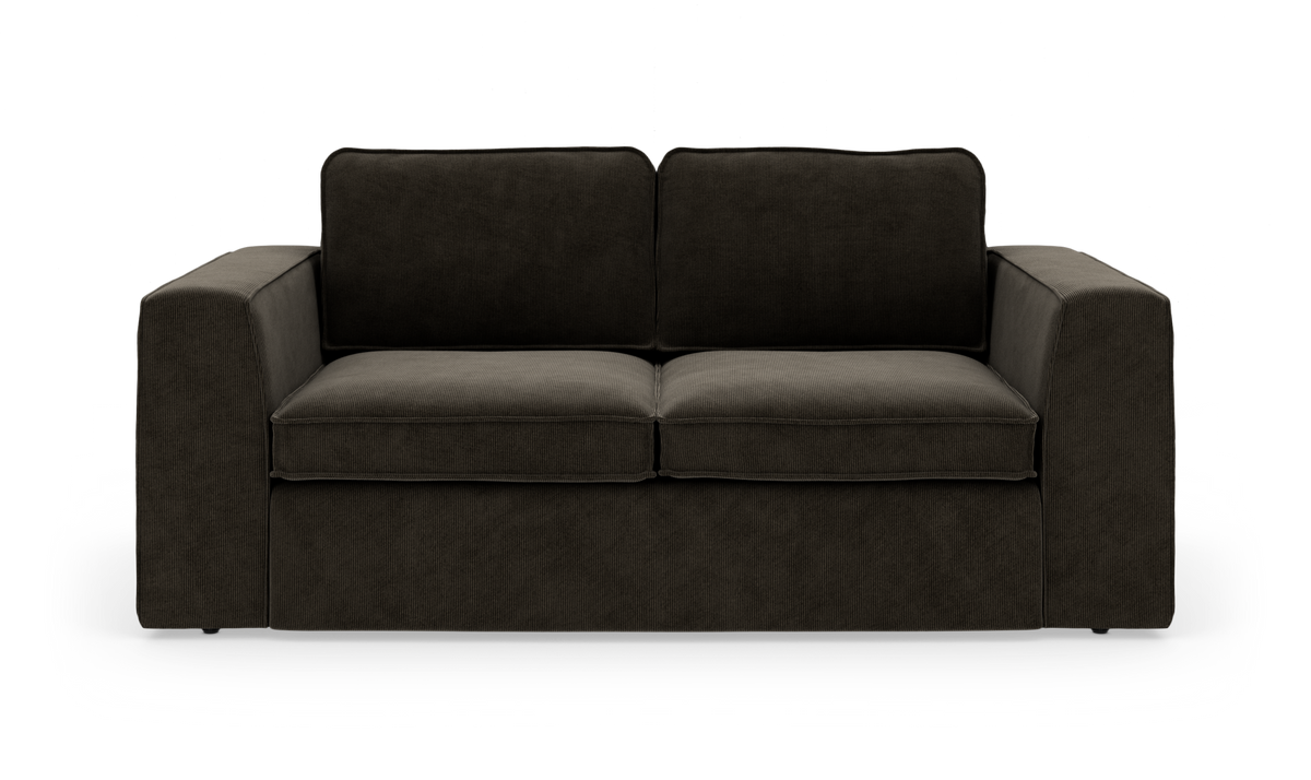 Mørkebrun 2-personers sofa med brede armlæn, set forfra på hvid baggrund.