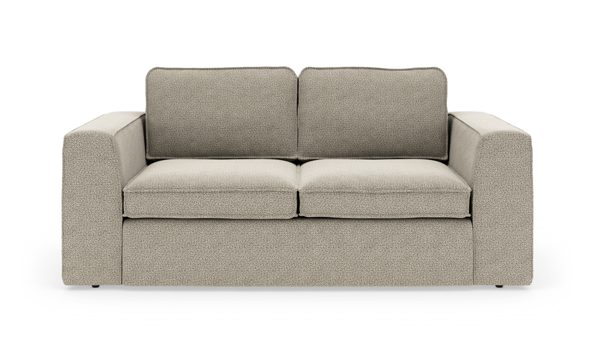 Beige stofsofa med to sædehynder og brede, firkantede armlæn – frontvisning, fritlagt på hvid baggrund.