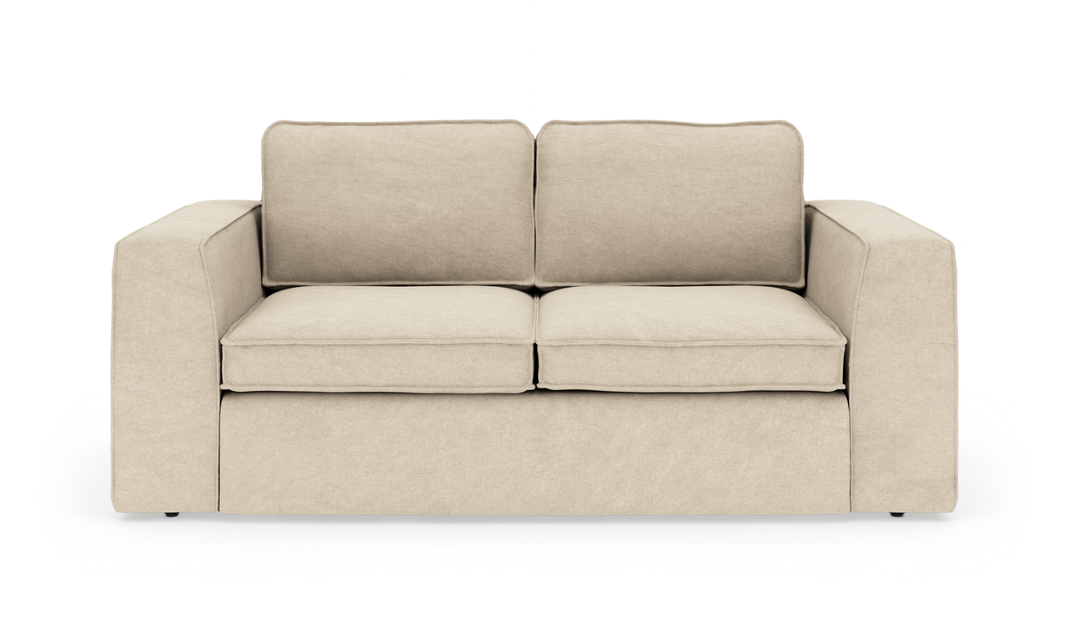 Beige 2-personers sofa med brede armlæn og to sæde- og ryghynder, frilagt på hvid baggrund.