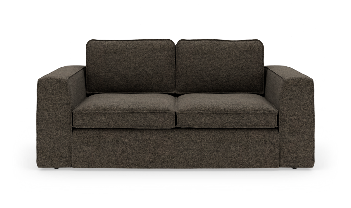 Mørkegrå 2-personers sofa med brede armlæn, frontvisning på hvid baggrund.