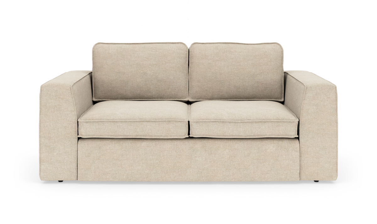 Beige 2-personers sofa med brede armlæn, frontvisning på hvid baggrund.