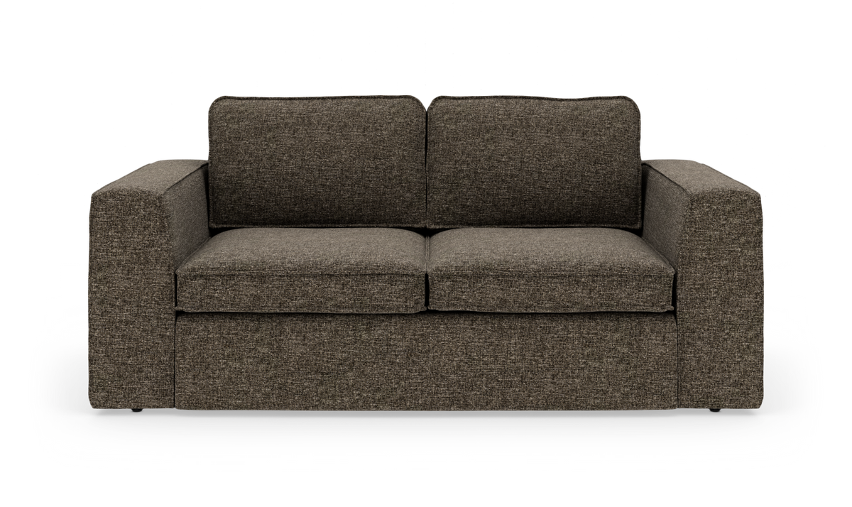 Brun 2-personers sofa med brede armlæn og løse sæde- og ryghynder på hvid baggrund.