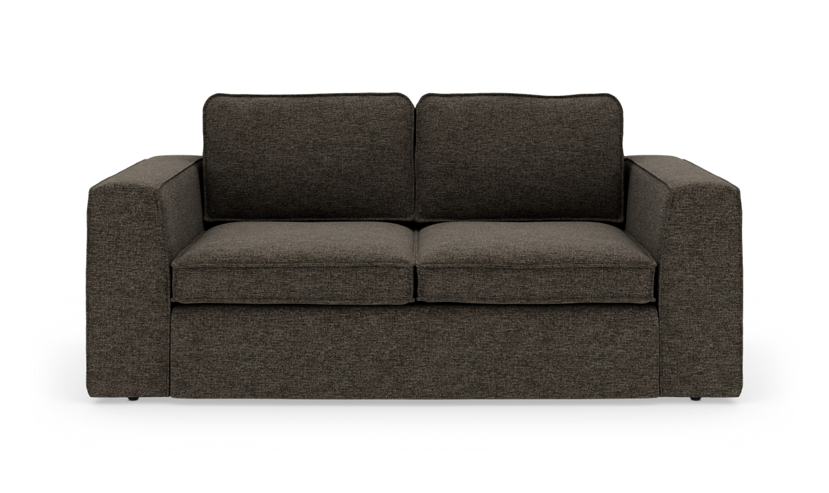 Mørkegrå 2-personers sofa med lige armlæn og løse sæde- og ryghynder, fritlagt mod hvid baggrund.
