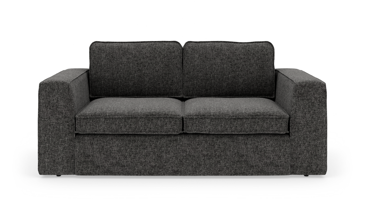 Mørkegrå 2-personers sofa med brede armlæn i frontview, frilagt på hvid baggrund.