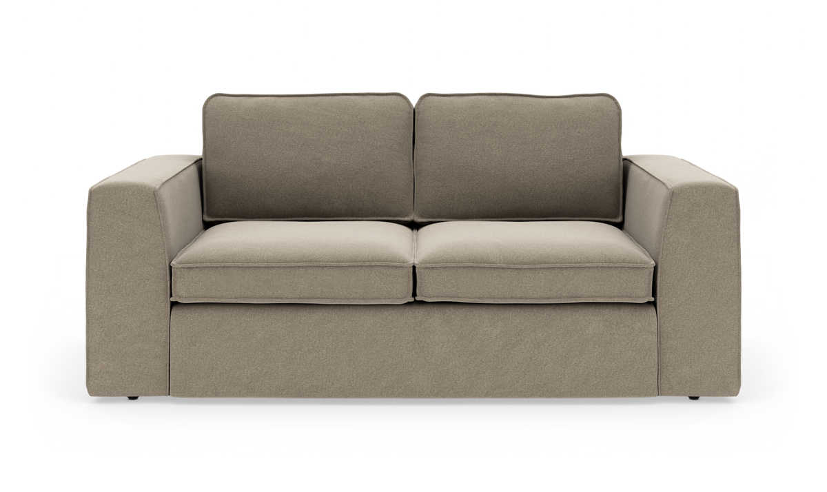 Beige to-sæders sofa med brede armlæn i moderne, enkel design set lige forfra.