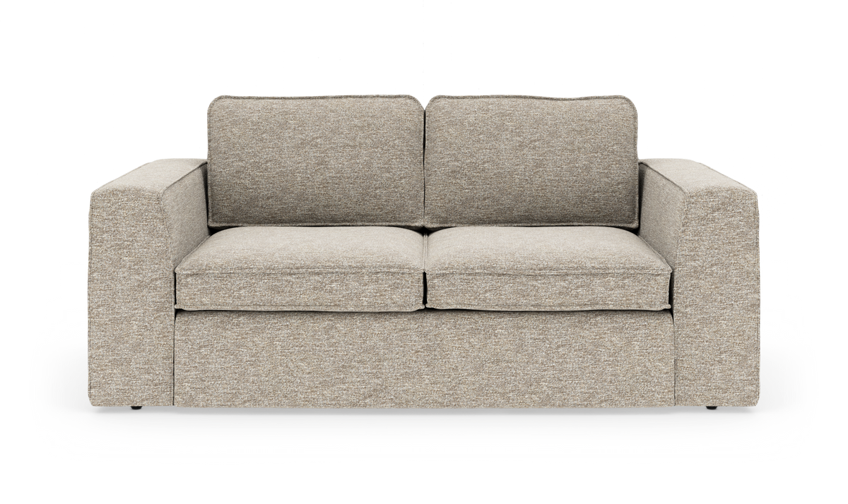 Beige 2-personers sofa med brede armlæn, frilagt på hvid baggrund.