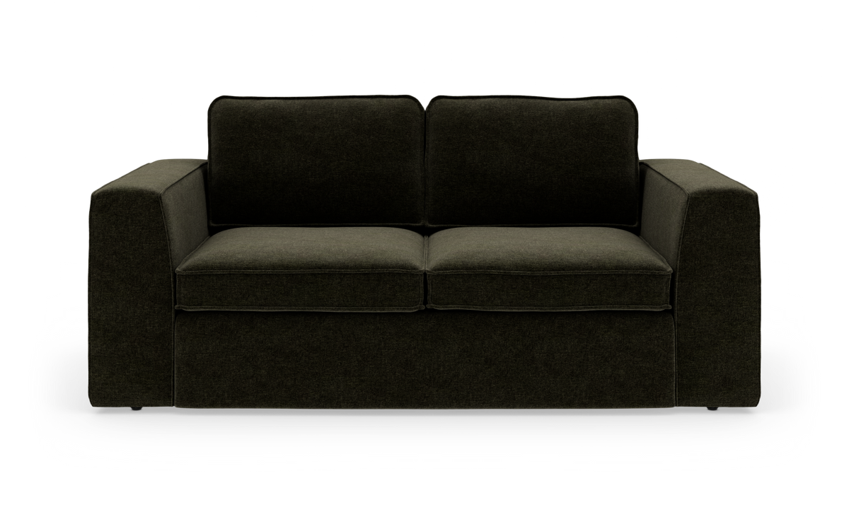 Mørkegrøn 2-personers sofa med brede armlæn, frontvisning på hvid baggrund.