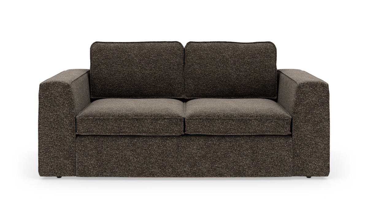 Mørkebrun 2-personers sofa med lige armlæn og løse sæde- og ryghynder, frilagt på hvid baggrund.