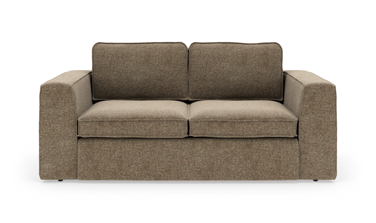Brun 2-personers sofa med brede armlæn og løse sæde- og ryghynder, frilagt på hvid baggrund.