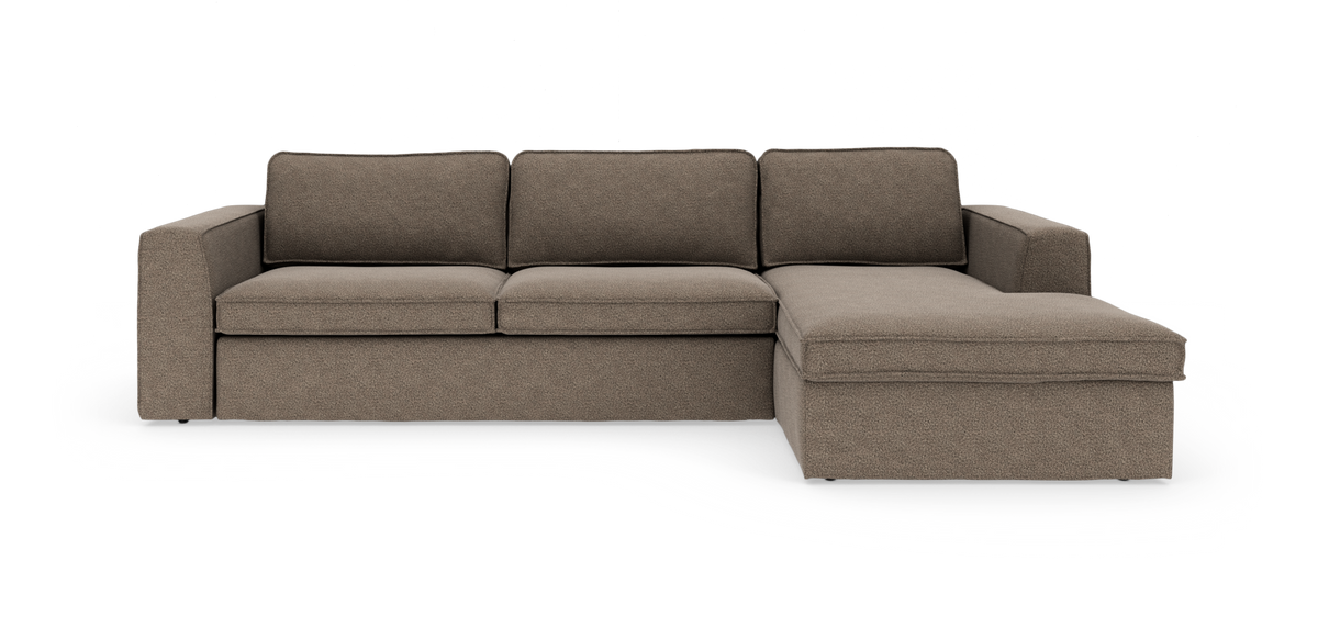 Brun modulsofa med højre chaiselong, tre sæder, kraftige hynder og lige armlæn på hvid baggrund.