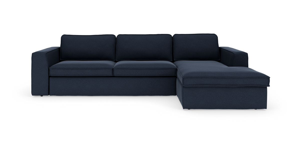 Mørkeblå hjørnesofa med chaiselong til højre, tre ryghynder og brede armlæn, fritlagt på hvid baggrund.