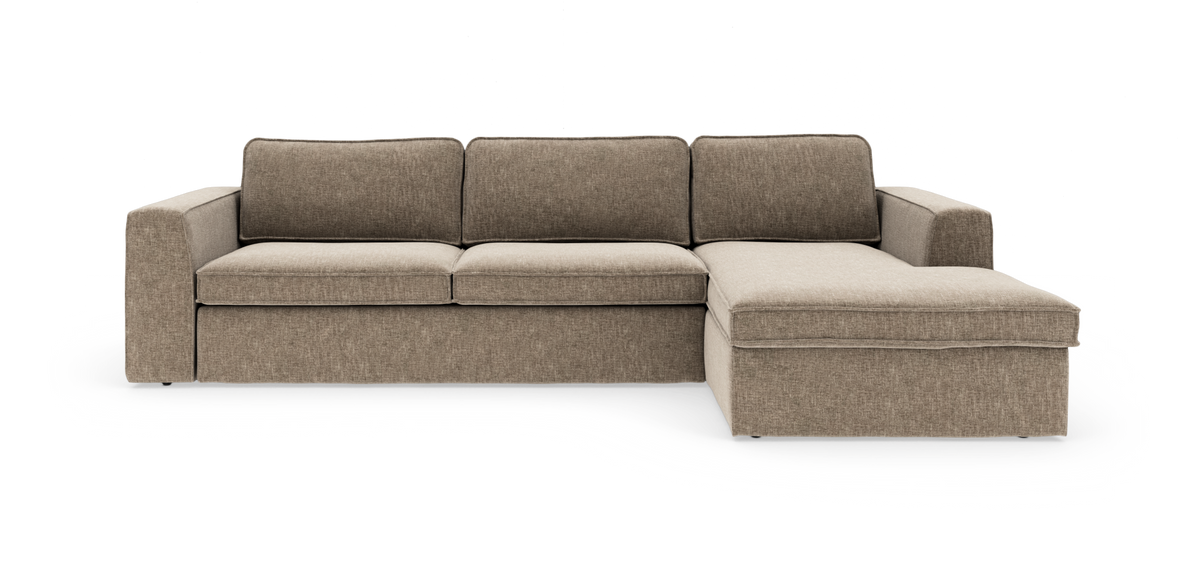 Beige hjørnesofa med chaiselong til højre i enkelt, moderne design, frilagt på hvid baggrund.