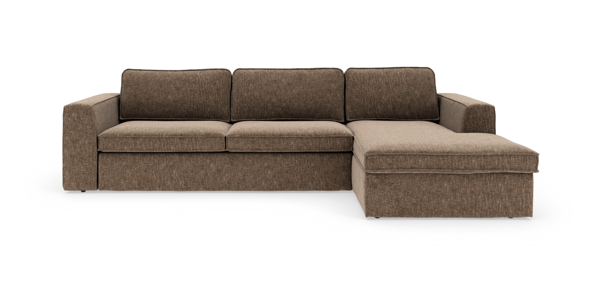 Brun modulsofa i stof med højrevendt chaiselong, moderne design, frilagt på hvid baggrund.