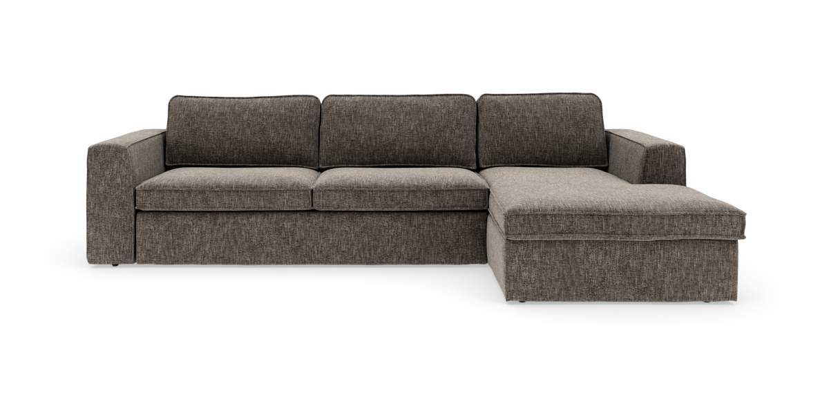 Brungrå L-sofa med chaiselong til højre i stof, moderne og enkel design på hvid baggrund.