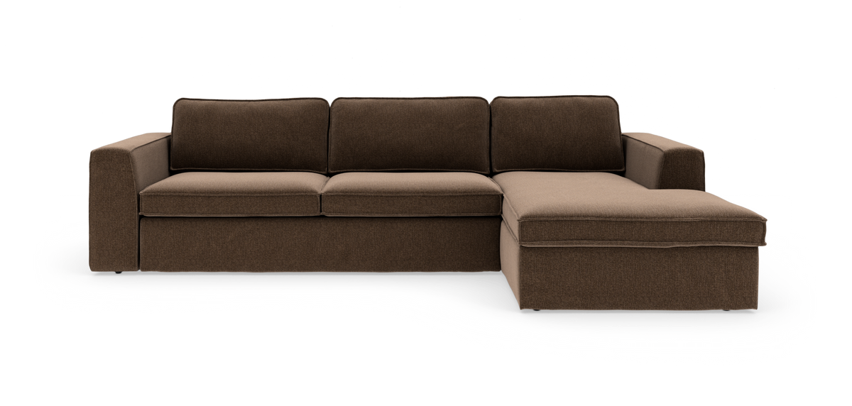 Brun L-formet 3-personers sofa med chaiselong til højre på ren studiebaggrund.