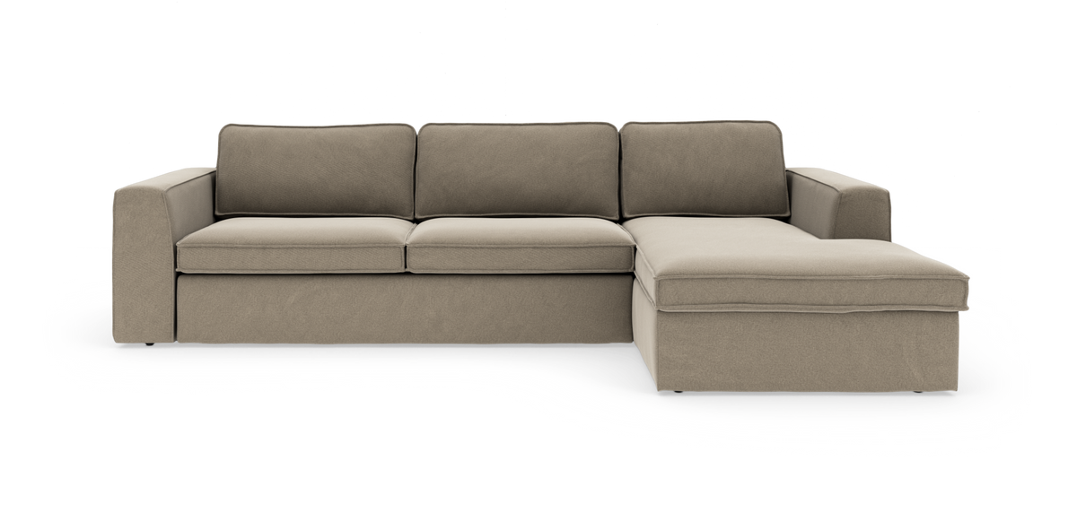 Beige hjørnesofa med chaiselong til højre, lige ryglæn og brede armlæn, frilagt på hvid baggrund.