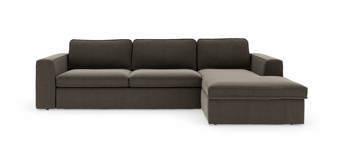 Mørkebrun hjørnesofa med chaiselong til højre på hvid baggrund.
