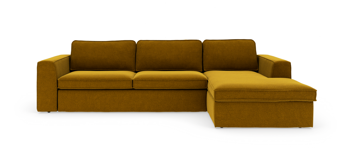 Modulsofa i sennepsgul tekstil med højrevendt chaiselong, fritlagt på hvid baggrund.