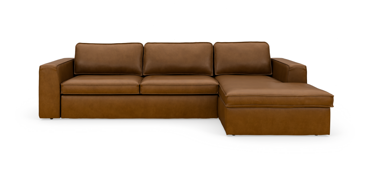 Brun lædersofa med chaiselong til højre, set forfra mod hvid baggrund.