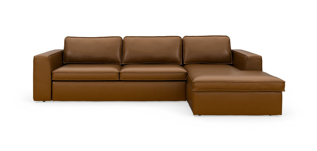 Brun læderhjørnesofa med chaiselong til højre, frilagt på hvid baggrund.
