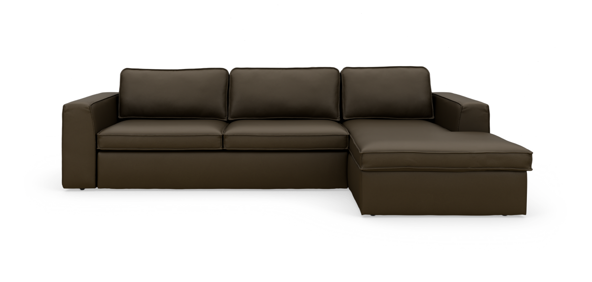 Brun modulsofa med chaiselong til højre, fritlagt på hvid baggrund.