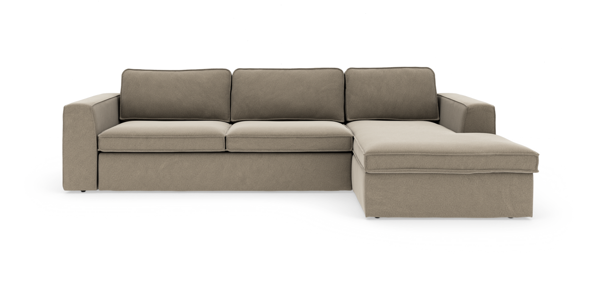 Beige hjørnesofa med chaiselong til højre og lige armlæn, firesæders.