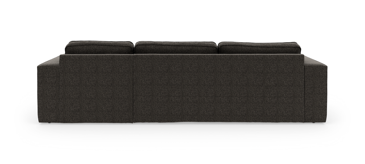 Mørkegrå tresæders sofa set bagfra i studie, lige ryg og brede armlæn.