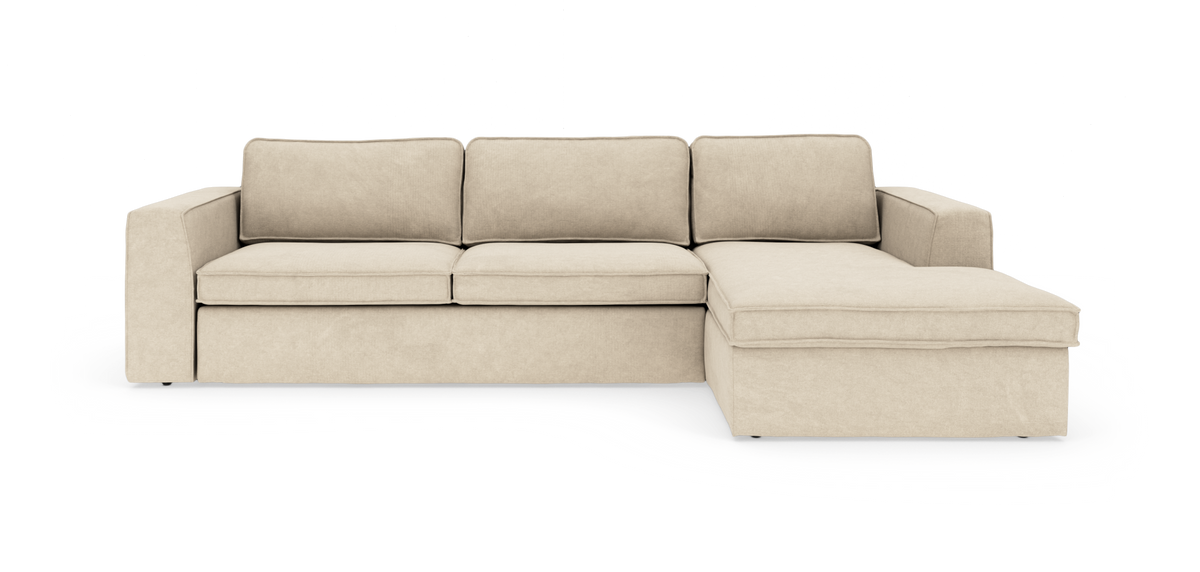 Beige hjørnesofa med chaiselong til højre, tre sæder og rene, moderne linjer på hvid baggrund.