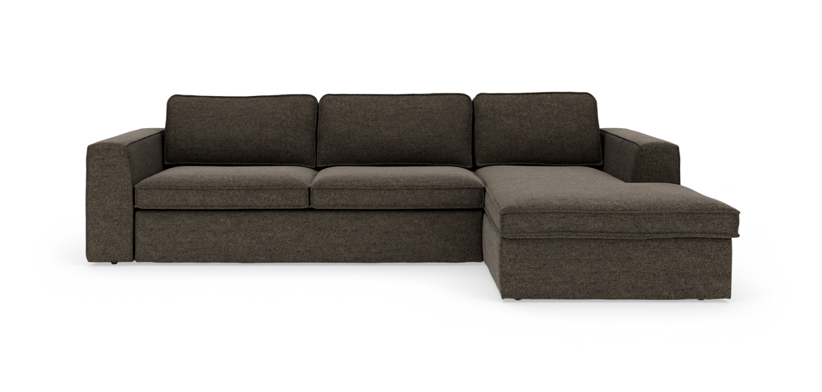 Mørkebrun hjørnesofa med chaiselong til højre på hvid baggrund.