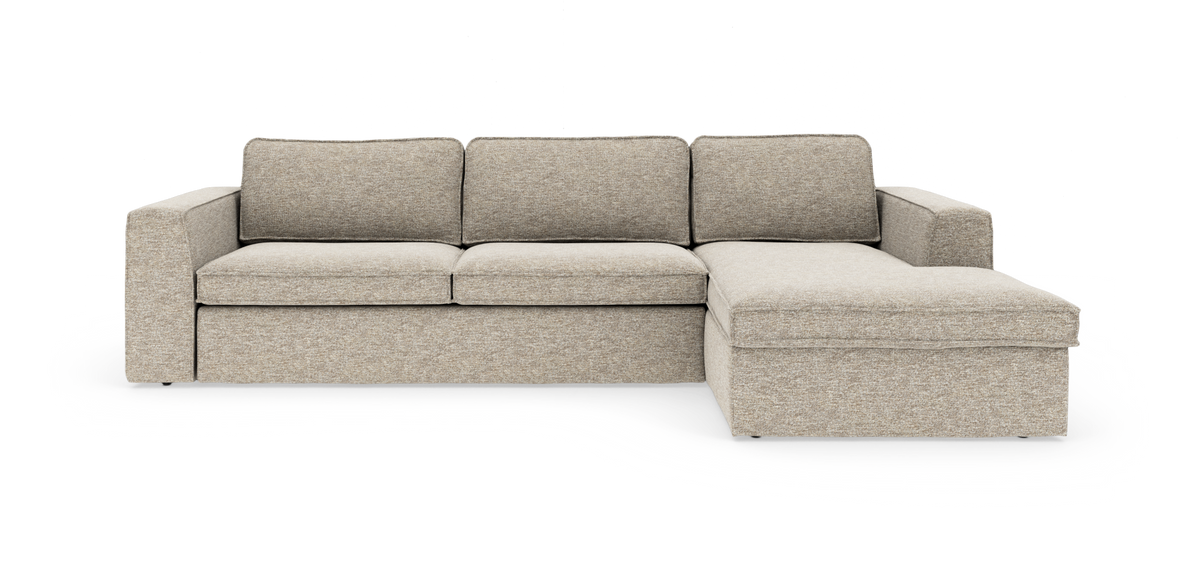 Lysebeige stofsofa med chaiselong til højre i moderne, enkel design, frilagt mod hvid baggrund.