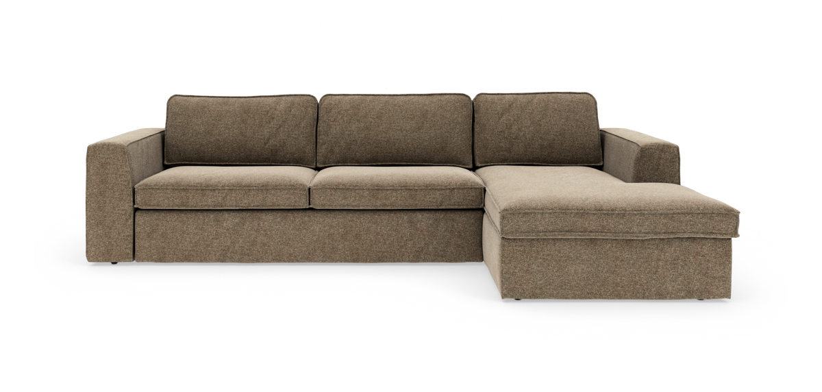 Brun modulsofa med chaiselong til højre, frilagt på hvid baggrund.