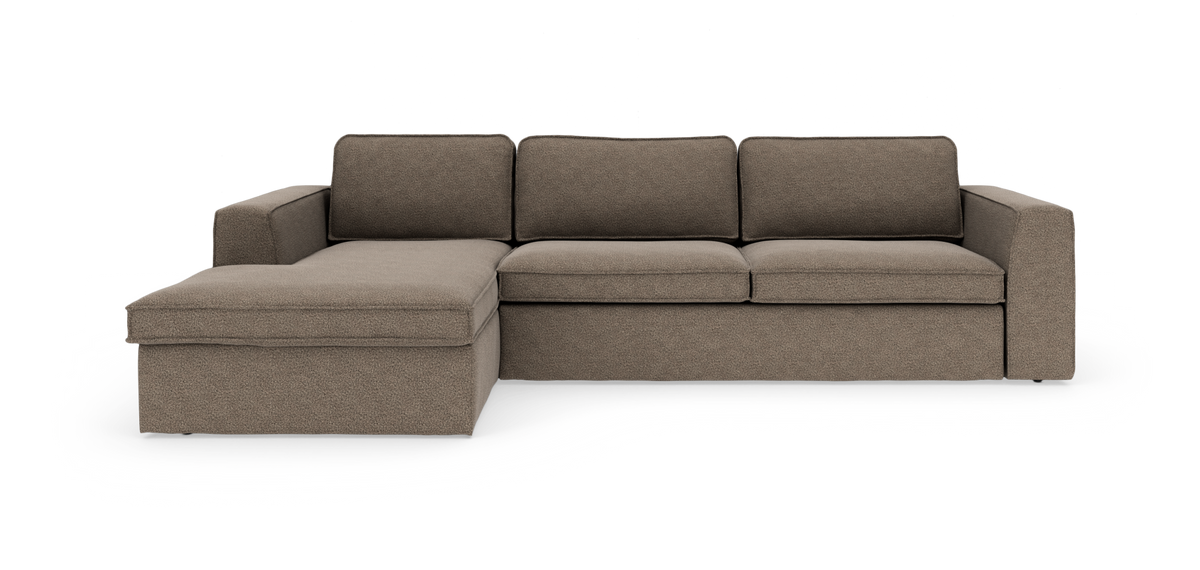 Brun modulsofa med venstrevendt chaiselong og lige armlæn, frilagt på hvid baggrund.
