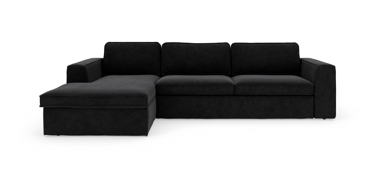 Sort hjørnesofa med chaiselong til venstre, set forfra mod hvid baggrund.