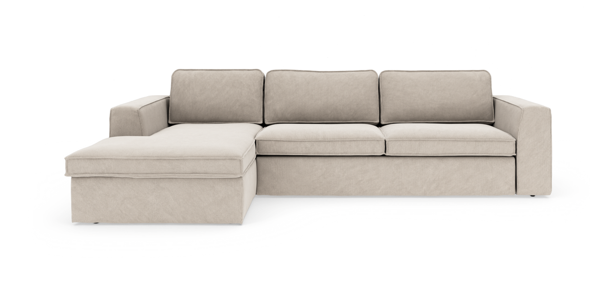 Beige hjørnesofa med venstre chaiselong på hvid baggrund.