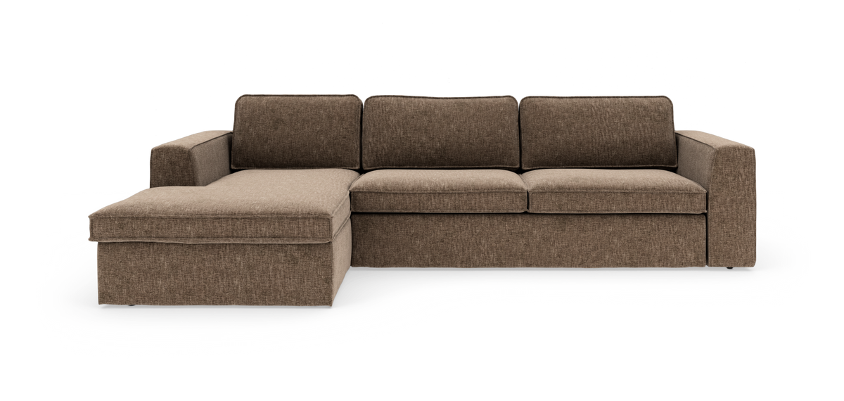Brun stofsofa med venstrevendt chaiselong, tre sædehynder og lige armlæn, frilagt på hvid baggrund.
