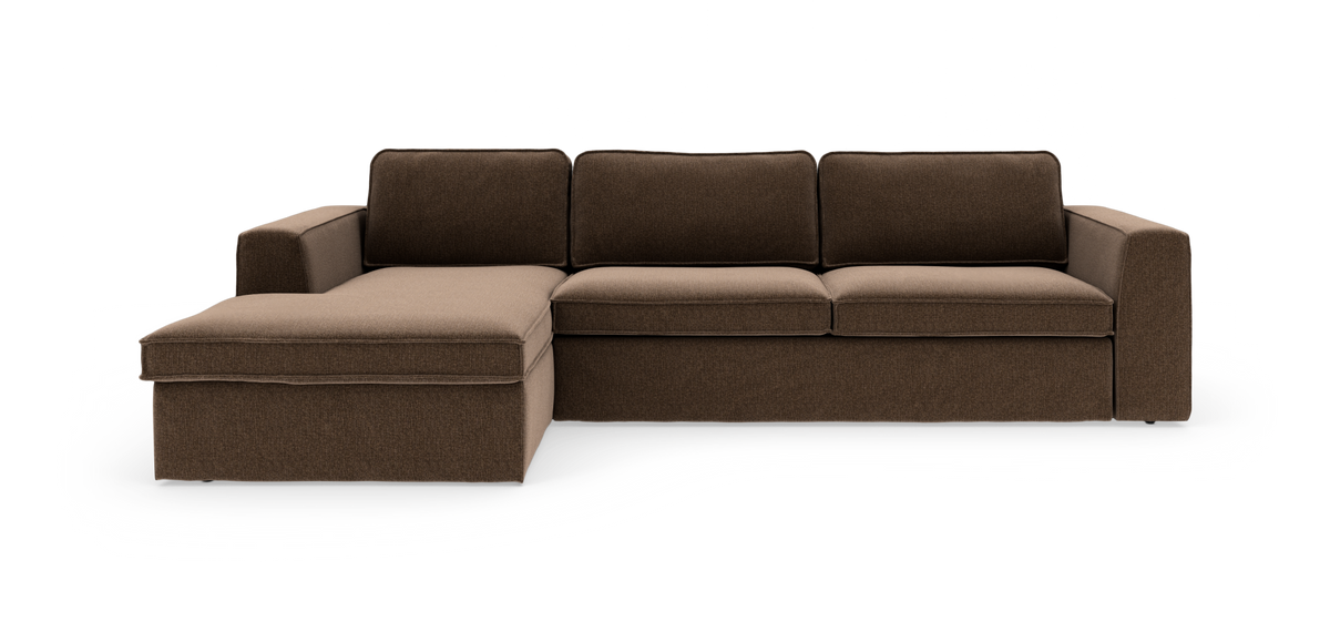 Brun modulsofa med venstrevendt chaiselong, tre sæder og lige armlæn på hvid frilagt baggrund.