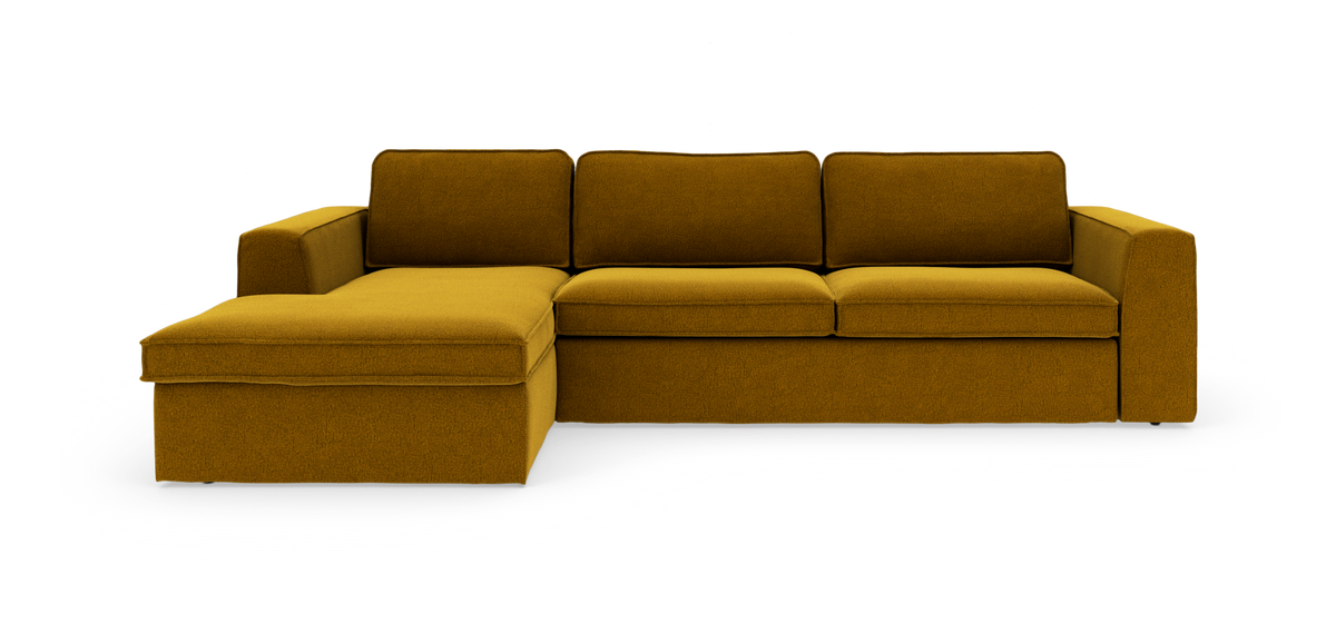 Modulsofa i sennepsgul tekstil med venstrevendt chaiselong, tre sædehynder og lige armlæn.