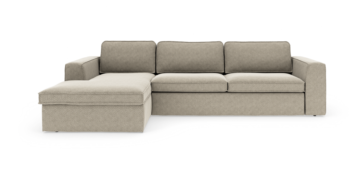 Beige modulsofa med chaiselong til venstre, tykke hynder og lige armlæn på hvid studiebaggrund.
